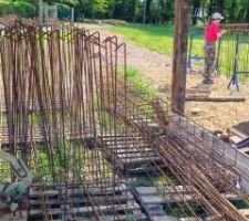 Atelier de ferraillage ouvert ! et pendant ce temps coulage du béton de propreté. Le beau temps a enfin décidé d'être avec nous !!!! on avance; Quel bonheur d'être enfin sur du dur !!!!