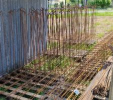 Atelier de ferraillage ouvert ! et pendant ce temps coulage du béton de propreté. Le beau temps a enfin décidé d'être avec nous !!!! on avance; Quel bonheur d'être enfin sur du dur !!!!