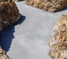 Atelier de ferraillage ouvert ! et pendant ce temps coulage du béton de propreté. Le beau temps a enfin décidé d'être avec nous !!!! on avance; Quel bonheur d'être enfin sur du dur !!!!
