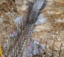 Et c'est le coulage, 26 m3 !!!! dont 5 à la bétonnière pour les zones non atteinte par les toupies et le reste en BPE