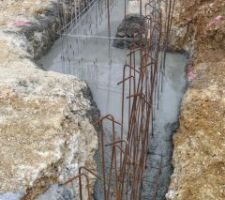 Et c'est le coulage, 26 m3 !!!! dont 5 à la bétonnière pour les zones non atteinte par les toupies et le reste en BPE