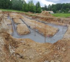 Et c'est le coulage, 26 m3 !!!! dont 5 à la bétonnière pour les zones non atteinte par les toupies et le reste en BPE