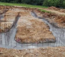 Et c'est le coulage, 26 m3 !!!! dont 5 à la bétonnière pour les zones non atteinte par les toupies et le reste en BPE