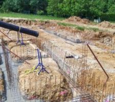 Et c'est le coulage, 26 m3 !!!! dont 5 à la bétonnière pour les zones non atteinte par les toupies et le reste en BPE
