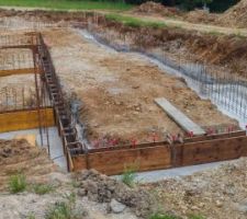 Et c'est le coulage, 26 m3 !!!! dont 5 à la bétonnière pour les zones non atteinte par les toupies et le reste en BPE