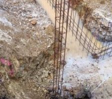 La pluie revient rrrrr mais on continue !!!!! dès le lendemain c'est coffrage des longrines. Elles vont permettre de rigidifier l'ensemble des fondations et rattraper le niveau à atteindre pour la dalle du sous sol, 85 cm d'épaisseur de fondation en tout... et parfois sur 90 cm de large !!!