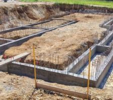 Coulage à la bétonnière et seau...ca se fait, un peu physique mais c'est bon pour la santé !!!!