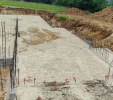 Remblai et compactage par couches, merci la pelleteuse !!!!! ya de quoi faire, deux semies, 60 tonnes de clacaire à faire rentrer sous la future dalle du sous sol