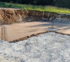 Le tremblai s'achève, tout est réglé à moins 4 cm et régalage d'un sable qui permet de régler finement le fond de forme de la dalle et protegera le polyane