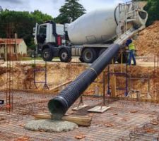 C'est parti pour le coulage de la dalle du sous sol, 30 m3 de BAP, béton autoplaçant, AGILIA MI Dallage 30 m3 en 4h à 5 non spécialistes