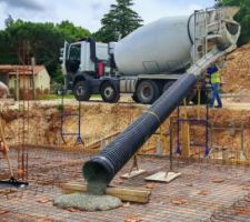 C'est parti pour le coulage de la dalle du sous sol, 30 m3 de BAP, béton autoplaçant, AGILIA MI Dallage 30 m3 en 4h à 5 non spécialistes