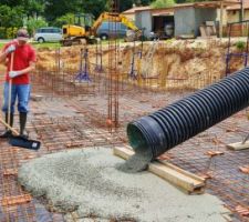 C'est parti pour le coulage de la dalle du sous sol, 30 m3 de BAP, béton autoplaçant, AGILIA MI Dallage 30 m3 en 4h à 5 non spécialistes