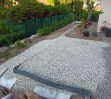 Aménagement de la noue paysagère devant la baie vitrée du séjour côté Est - Création d'une terrasse au dessus