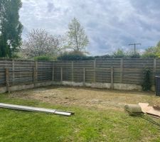 Là où tout a commencé ! Petite précision : comme nous savions déjà que ce serait l emplacement de l abri de jardin, nous nous sommes arrangés avec le terrassier pour faire un remblai afin de bien stabiliser le terrain. Il nous aura fallu deux ans pour venir à bout de ce petit projet, mais le résultat en valait la peine !
