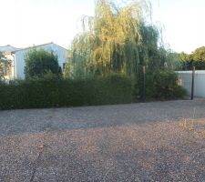 La grille posée avec les deux poteaux ...