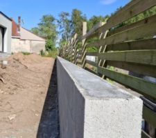 Mur de soutènement ! Encore une étape !
Reste la microstation, filtre à sable et réseaux d'eau pluviale ensuite on remettra de la terre végétale !