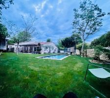Piscine 8*3m PVC armé bicolor Gris clair & anthracite sur les cotés (traitement sel pompe à variation)