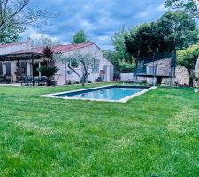 Piscine 8*3m PVC armé bicolor Gris clair & anthracite sur les cotés (traitement sel pompe à variation)