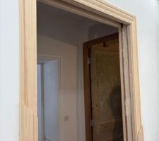Découpe moulure de la porte à galandage des wc rdc