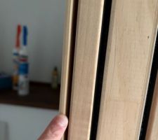 Decallage entre bâti de la porte à galandage à droite et moulure à gauche