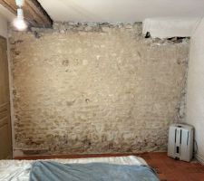 Enduit du mur en pierre de la chambre rdc qui sèche