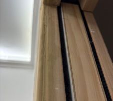 1ere passe de pâte à bois entre la moulure  et le bâti de porte à galandage WC rdc