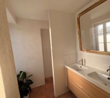 Sèche serviette qui doit aller sur le mur en chaux chanvre à gauche
