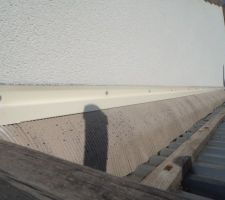 Changement des solins défectueux ceux posés par Lafitte paysage s'etaient détériorés  une année après la pose. cette fois l'artisan a correctement posé les nouveaux solins et fait un crépi de finition. l'eau s'écoule correctement vers la gouttière ...et rempli le tonneau de récupération. hâte de voir le résultat à la première pluie