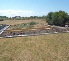 La terre récupérée le long de la clôture pour le potager, beaucoup de cailloux il faut donc trier et ôter les plus gros.