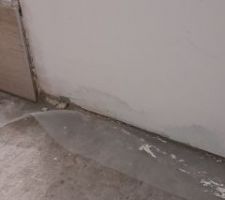 L'eau a attaqué les murs côté garage