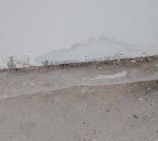 L'eau a attaqué les murs côté garage