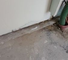 L'eau a attaquée les murs côté garage