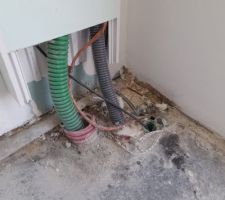 L'eau a attaquée les murs côté garage