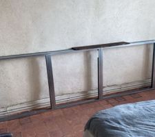 Structure tête de lit qui cachera les tuyaux de plomberie