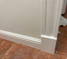 Mise en peinture moulure et plinthe : première couche après acrylique