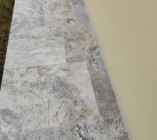 Trottoirs en travertin gris, recouverts d'un produit hydrofuge et oléofuge ?