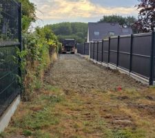 Vue du terrain et les 80 ml pour atteindre la route (et les arriv&eacute;es de r&eacute;seaux), 3m50 de large, les camions passent au chausse-pied !