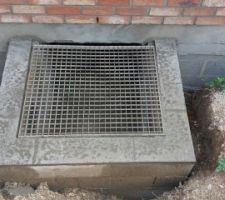 "Cour anglaise" avec caillebottis zinc
4 ranges de parpaings, 2 poteaux d'angle en béton armé
Arrase en béton avec réservation pour caillebottis.