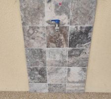 Point d'eau avec le même carrelage que les trottoirs