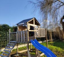 On installe un portique d'occasion pour les enfants