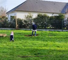 On installe un portique d'occasion pour les enfants