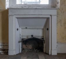 Cheminée du premier étage, dans la pièce qui était en meilleur état dans la maison