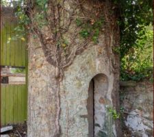 La tourelle dans le jardin: probablement construite "juste" pour supporter un réservoir...
