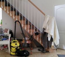 On s'attèle à la réflexion de ce que nous allons faire de ce dessous d'escalier: Un placard avec une cachette dedans qui descend à la cave ou juste un placard...( la trémie est déjà ouverte mais ce qui nous fait hésiter c'est que la descente va être étroite et raide)...Mais c'est quand même pratique de pouvoir descendre à la cave depuis l'intérieur non ?