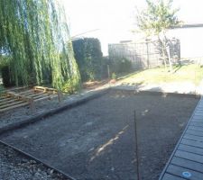 J'ai évidé la zone , récupéré la terre pour le potager crée en bas du jardin, et cadrer le coin a aménager