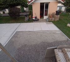 Début, suite et fin de la pose de la terrasse en grès cérame