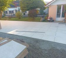 Début, suite et fin de la pose de la terrasse en grès cérame