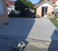 Début, suite et fin de la pose de la terrasse en grès cérame