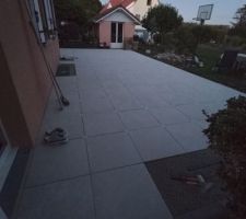 Début, suite et fin de la pose de la terrasse en grès cérame