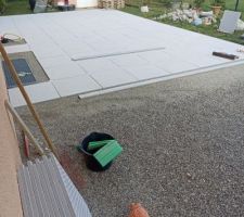 Début, suite et fin de la pose de la terrasse en grès cérame